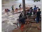 warga-saat-bertahan-di-atas-rakit-sungai-cimadur-kecamatan-bayah-kabupaten-lebak.jpg