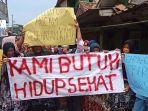 warga-saat-melakukan-aksi-ujuk-rasa-ke-pabrik-peleburan-baja-dikecamatan-kibin.jpg