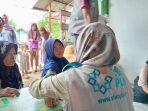 warga-tersenyum-periksa-kesehatan-gratis-pln-uid-banten.jpg