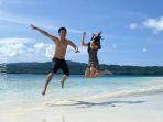wisatawan-berfoto-ria-di-pulau-peucang-taman-nasional-ujung-kulon.jpg