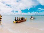 wisatawan-bermain-banana-boat-di-sekitar-pantai-pasir-putih-di-pulau-liwungan.jpg
