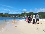 wisatawan-tengah-menikmati-liburan-akhir-pekan-di-pulau-merak-kecil.jpg