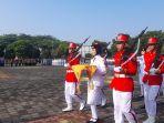 zaskia-ramadhani-bawa-bendera.jpg