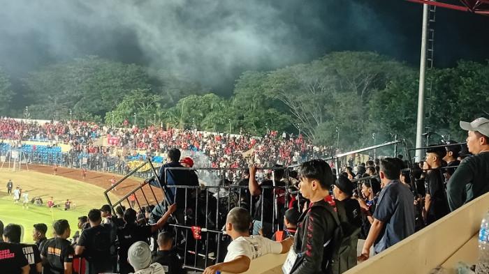 BENTROK SUPORTER - Kepulan asap bekas letusan petasan mengepul di langit Stadion Gelora Bumi Kartini Jepara, Kamis (5/3/2026). Momentum tersebut terjadi ketika pertandingan Persijap Jepara vs Persis Solo masih berlangsung hingga akhirnya terjadi bentrokan antarsuporter.