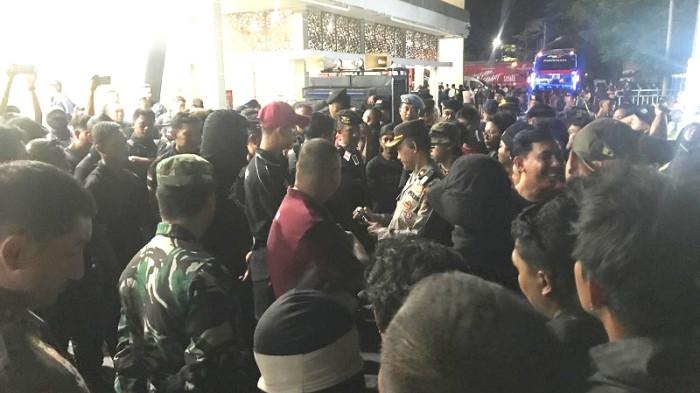 KECEWA HASIL PERTANDINGAN - Ratusan suporter Persijap Jepara mencegat manajemen seusai pertandingan melawan Malut United di Stadion Gelora Bumi Kartini Jepara, Senin (3/11/2025) malam. Kekalahan 1-2 saat menjamu Malut United membuat mereka menuntut manajemen melakukan pembenahan.