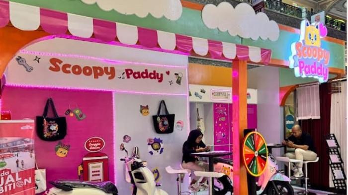 KOLABORASI BRAND - Stan pameran Scoopy X Paddy di Atrium Jogja City Mall (JCM), Kamis (7/8/2025). Dalam pameran yang berlangsung 5-10 Agustus itu, Astra Motor Yogyakarta menampilkan Scoopy modifikasi sticker decal dengan sentuhan warna dan karakter khas Paddy.