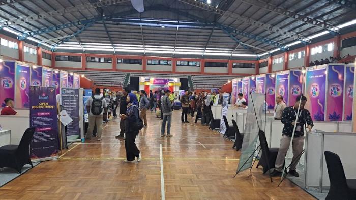 CARI KERJA - Sejumlah pencari kerja mendatangi stan penyedia lowongan kerja dalam bursa kerja atau job fair di Sasana Krida GOR Satria Purwokerto, Kabupaten Banyumas, Jawa Tengah, Selasa (7/10/2025). Bursa kerja yang berlangsung 7-8 Oktober ini diikuti 67 perusahaan yang menyediakan 5.588 lowongan pekerjaan di berbagai sektor.