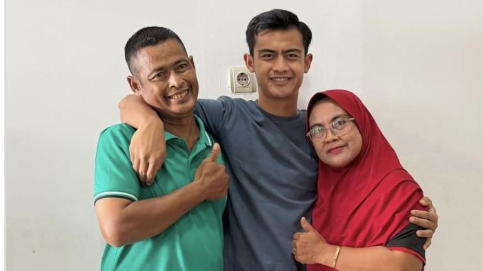 FOTO BERSAMA - Pemain Timnas Indonesia Pratama Arhan foto bersama orangtuanya saat pulang ke Blora, November lalu. Hari ini, Minggu (7/12/2025) pagi, ayah Pratama Arhan, Sutrisno, dikabarkan meninggal dunia.