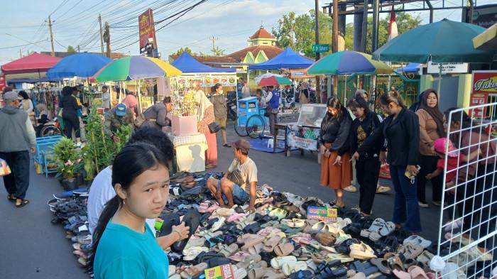 PASAR MINGGON - Suasana Pasar Minggon di Jalan Prof Dr Soeharso di kompleks GOR Satria Purwokerto, Kabupaten Banyumas, Jawa Tengah, Minggu (8/2/2026). Kawasan ini dipenuhi pedagang dadakan yang hadir setiap hari MInggu saat car free day.