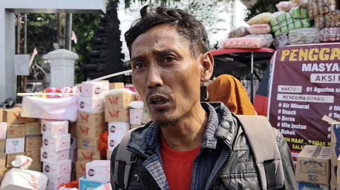 TETAP DEMO - Koordinator Lapangan (Korlap) Penggalangan Donasi Masyarakat Pati Bersatu, Teguh Istiyanto memberikan keterangan pada wartawan di Posko Donasi di depan Kantor Bupati Pati, Jumat (8/8/2025) pagi. Teguh memastikan, rencana demo warga pada 13 Agustus 2025 tetap berlangsung meski Bupati Sudewo telah membatalkan kenaikan PBB.