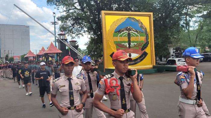 GLADI BERSIH KIRAB PUSAKA - Pembawa panji mengikuti gladi bersih kirab pusaka Banyumas dalam rangka Hari Jadi ke-455, di Pendopo Si Panji, Purwokerto, Jumat (13/2/2026). Kirab Pusaka Banyumas akan digelar Minggu (15/2/2026) pagi mulai pukul 08.00 WIB dari Rumah Dinas Wakil Bupati Banyumas di Jalan Jenderal Sudirman No 320 Purwanegara menuju Pendopo Si Panji Purwokerto.