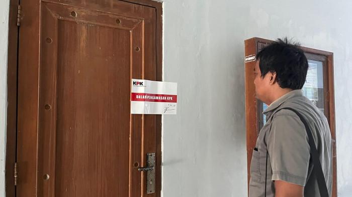 DISEGEL - Pintu ruang kerja Sekretaris Daerah (Sekda) Cilacap di kompleks Kantor Sekretariat Daerah Cilacap, Jawa Tengah, disegel Komisi Pemberantasan Korupsi (KPK) dengan tulisan 