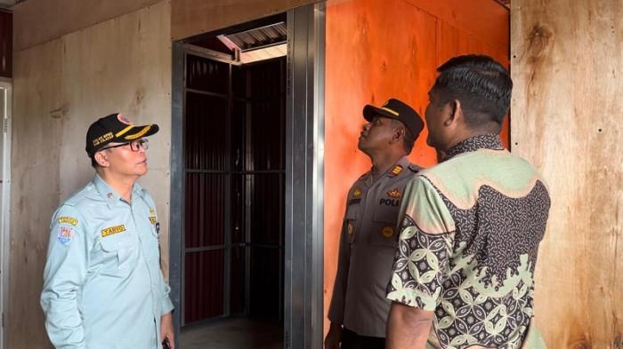 SURVEI KELAYAKAN HUNTARA - Kepala Pelaksana BPBD Cilacap Taryo mengecek kondisi bagian dalam hunian sementara korban longsor Majenang, Cilacap, Kamis (15/1/2026). Ada 17 KK yang akan pindah secara serentak ke huntara pada 23 Januari 2026 mendatang.