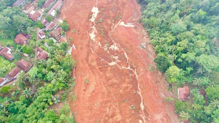 15112025 aerial view bencana tanah longsor di majenang cilacap