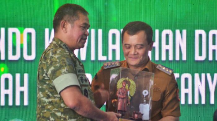 15112025 gubernur jateng ahmad luthfi menerima kenang kenangan dari kasad tni ad