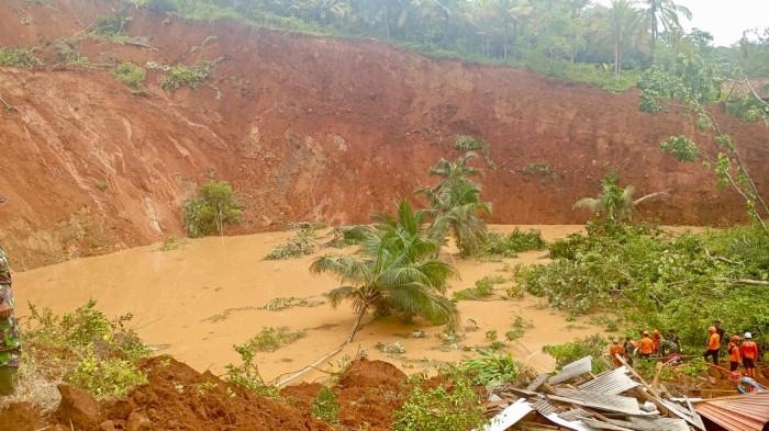 15112025 proses pencarian korban longsor oleh relawan di majenang cilacap