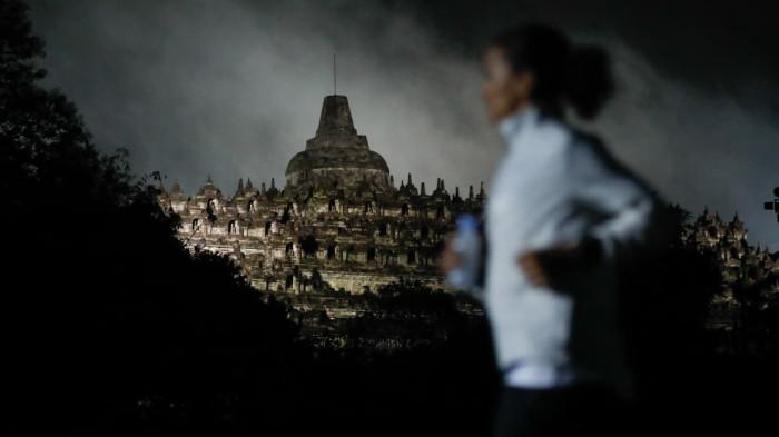 16112025 peserta borobudur marathon dengan latar belakang candi borobudur