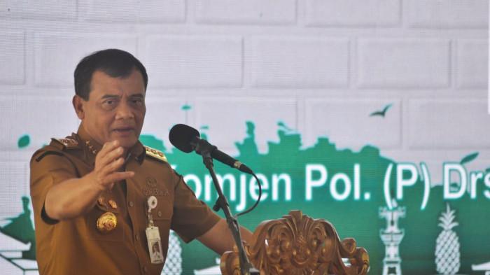 17112025 gubernur jateng ahmad luthfi menghadiri graduasi keluarga penerima manfaat PKH