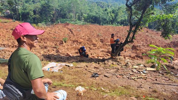 Senyum Si Bungsu Sebelum Tidur Jadi Penguat Tarkim Menunggu Putrinya Ditemukan dari Longsor Cilacap