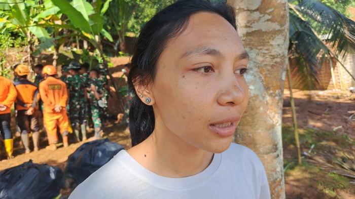 KORBAN SELAMAT - Ranti (25), kakak dari dua korban longsor Cilacap, Maesaroh (13) dan Dyah Ramadani (17), di lokasi pencarian korban longsor di Desa Cibeunying, Kecamatan Majenang, Kabupaten Cilacap, Jawa Tengah, Kamis (20/11/2025). Sejumlah barang milik korban longsor ditemukan tim SAR gabungan dalam pencarian korban di hari ke delapan, di antaranya buku berjudul 
