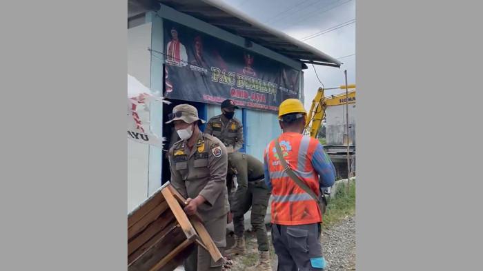 Posko Ormas dan 'Warung Aceh' Penjual Obat Keras di Bumiayu Ikut Digusur