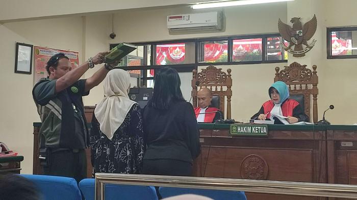 Kesaksian Pilu Nenek di Sidang Polisi Bunuh Bayinya, Curiga Cucu Alami Hernia karena Dibanting