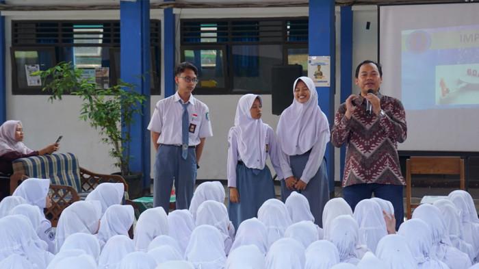 1.000 Siswa SMK di Ajibarang 'Dikepung' Stres, Mahasiswa Universitas Peradaban Ajari Pikiran Sehat