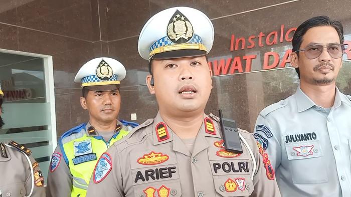 Detik-detik Bus Wisata Oleng di Tikungan Tol Pemalang, Rem Diduga Blong Lalu Hantam Pembatas Jalan