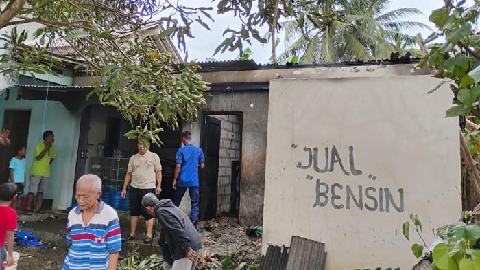 Beli Bensin Sambil Nyalakan Rokok, Api Meledak di Nusawungu, Kios dan Pemiliknya Terbakar