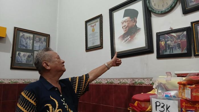 Penghormatan Bapak Pluralisme, Ketua Kelenteng Hok Tik Bio Purwokerto, Suryana menunjukkan foto Presiden ke-4 RI Abdurrahman Wahid (Gus Dur) di ruang kantornya, Rabu (11/2/2026) sebagai simbol kedekatan sejarah dan emosional.