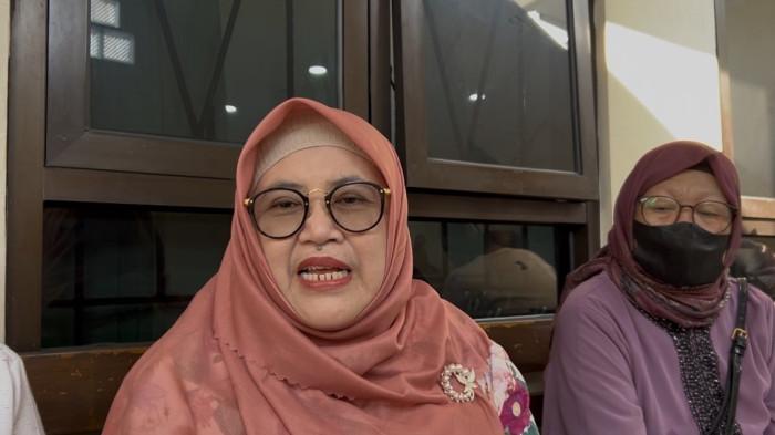 BERI KETERANGAN - Atik Kusdarwati, istri Bupati Pati Nonaktif Sudewo, memberikan keterangan kepada wartawan di Pengadilan Tipikor Semarang, Senin (15/6/2026), Atik datang untuk memberi dukungan kepada Sudewo yang hari ini menjalani sidang perdana dugaan korupsi.