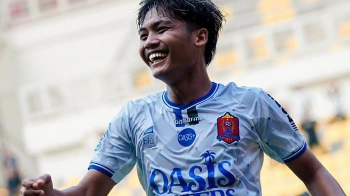 SELEBRASI - Pemain Persijap Jepara, Dicky Kurniawan merayakan gol saat pertandingan Persijap melawan Persita Tangerang di Banten International Stadium, Minggu (10/5/2026). Persijap unggul 1-0 di babak pertama.