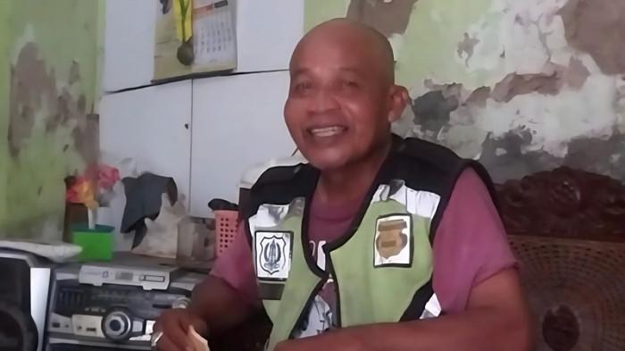 TUKANG PARKIR NAIK HAJI - Sucipto, warga Kabupaten Banyumas, yang sehari-hari bekerja sebagai tukang parkir di Pasar Pon, Purwokerto Barat, ditemui di rumahnya, Rabu (13/5/2026). Sucipto bakal berangkat haji 2026 untuk menunaikan rukun Islam kelima.