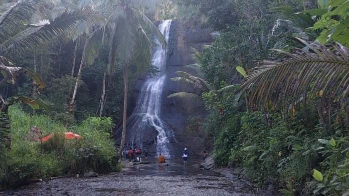 WISATA ADRENALIN - Curug Silancur di Desa Wadasmalang, Kecamatan Karangsambung, Kabupaten Kebumen, Jawa Tengah, terlihat dari kejauhan, Minggu (17/5/2026). Selain menikmati keindahan air terjun, pengunjung juga bisa menjajal wisata adrenalin berupa canyoneering atau menuruni air terjun yang dikombinasikan dengan pendakian menggunakan tali.