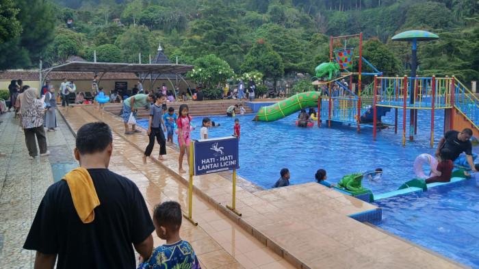 LIBUR AKHIR PEKAN - Suasana pengunjung di kolam renang Lokawisata Baturraden Banyumas, Jawa Tengah, Senin (1/6/2026). Pengelola mencatat, kunjungan wisatawan saat libur panjang akhir pekan Iduladha dan Waisak mencapai Rp1.700 orang per hari.