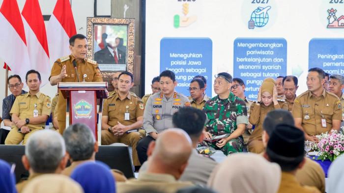 PEDULI DISABILITAS - Gubernur Jawa Tengah Ahmad Luthfi menegaskan penyandang disabilitas tidak boleh tersisih dari akses kerja, pelatihan, maupun kegiatan ekonomi. Pernyataan itu disampaikan saat merespons aspirasi perwakilan penyandang disabilitas, dalam acara Rembug Pembangunan Jateng 2026 Wilayah Solo Raya di Pendapa Kabupaten Boyolali, Selasa, 2 Juni 2026.