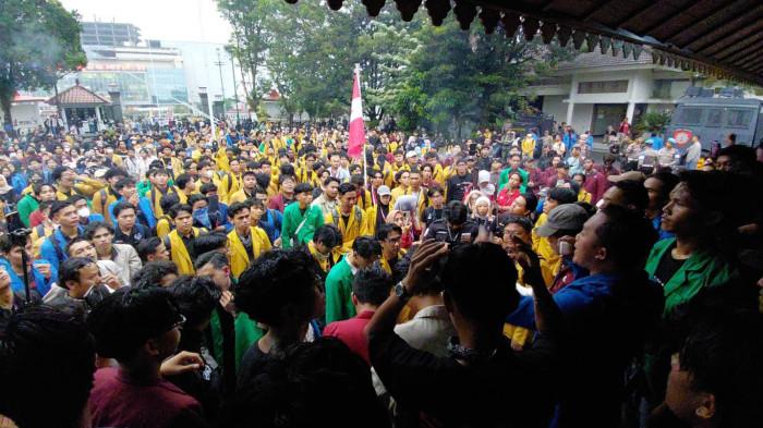 MENDUDUKI PENDOPO - Massa demonstrasi yang terdiri atas ratusan mahasiswa dari gerakan Banyumas Raya Marah saat berhasil masuk dan menduduki area Pendopo Si Panji, Kantor Bupati Banyumas, Sabtu (13/6/2026) sore.