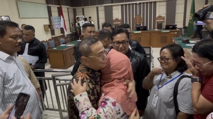 PERTEMUAN PERTAMA – Bupati Pati nonaktif Sudewo memeluk sang istri, Atik Kusdarwati, di ruang sidang Pengadilan Tipikor Semarang, Senin (15/6/2026). Ini menjadi pertemuan pertama mereka sejak penahanan Sudewo dipindah ke Semarang karena keluarga belum bisa menjenguk di Rutan Semarang.
 Ruang Sidang Cakra Pengadilan Tipikor Semarang, Jalan Suratmo, Semarang Barat, Senin (15/6/2026), lalu disambut pelukan para pendukung dan bertemu istrinya, dr. Atik Kusdarwati, dalam suasana penuh haru. Sudewo menjalani sidang perdana dengan agenda pembacaan surat dakwaan dalam perkara dugaan korupsi dan suap terkait proyek DJKA serta dugaan jual beli jabatan di lingkungan Pemerintah Kabupaten Pati.