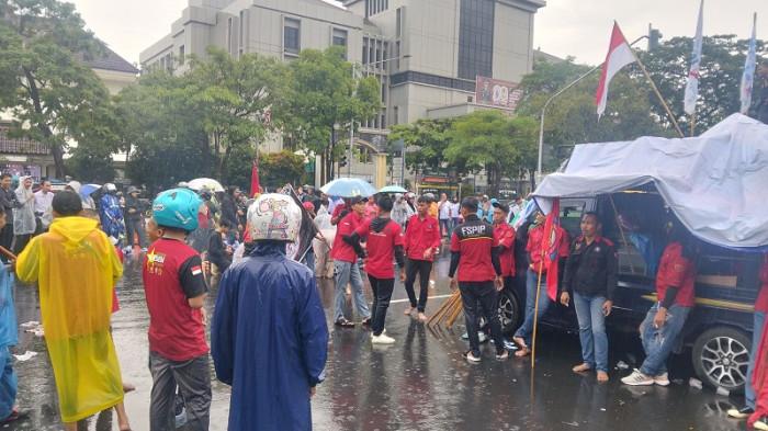 Di Bawah Guyuran Hujan, Buruh Desak Gubernur Jateng Naikkan UMP dan UMK 2026 10,5 Persen