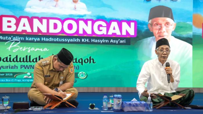NGAJI KITAB - Pengasuh Pondok Pesantren Al-Itqon, Kota Semarang, Kiai Ubaidillah Shodaqoh (kanan) tengah membimbing ratusan ASN di Pemprov Jateng yang mengikuti Ngaji Bandongan di Gedung Gradhika Bhakti Praja, Semarang pada Senin (20/10/2025). Kegiatan pengkajian kitab karya pendiri Nahdlatul Ulama (NU) Hadrotussyaikh Kiai Hasyim Asy'ari itu diikuti Wakil Gubernur Jateng, Taj Yasin.