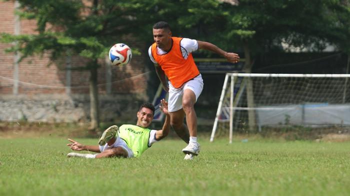 BIDIK KEMENGAN - Penyerang PSIS Semarang Alberto Goncalves berebut bola dengan rekan setimnya Delfin Rumbino dalam sesi latihan persiapan menghadapi laga pekan ke-17 Pegadaian Championship 2025/2026 kontra Persela Lamongan, baru-baru ini. Dalam laga yang akan digelar di Stadion Jatidiri Semarang, Sabtu (24/1/2026) malam, PSIS membidik kemenangan demi kans lolos dari zona degradasi.