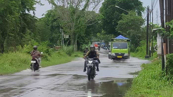 Jalan Pantura Kaligawe Semarang Lumpuh akibat Banjir, Jalur Alternatif Onggorawe Penuh Genangan