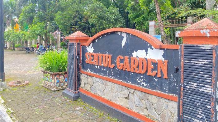 MENGELUPAS - Tugu Taman Sentul Garden Purbalingga mengelupas, Minggu (23/11/2025). Taman Sentul Garden diperbaiki menggunakan konsep Jepang agar lebih menarik dan nyaman bagi warga.