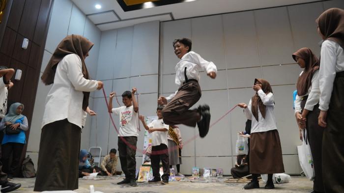 HAK ANAK - Suasana puncak peringatan World Children’s Day (WCD) 2025 tingkat Provinsi Jawa Tengah, Sabtu (24/11/2025). Ratusan anak dari 35 kabupaten/kota se-Jawa Tengah memenuhi Kawasan Ekonomi Khusus (KEK) Industropolis Batang. Mengusung tema global 'My Day, My Rights', Festival Anak Kecamatan Berdaya menjadi momentum penting untuk memastikan pemenuhan hak anak semakin dekat dengan kehidupan mereka, yakni di tingkat kecamatan.