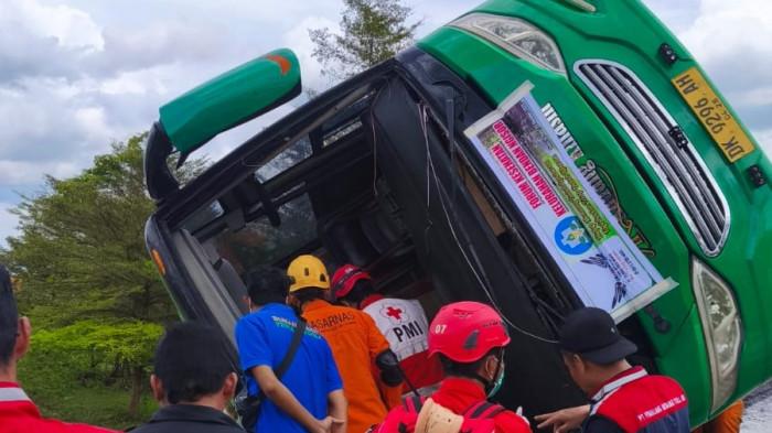 Kecelakaan Bus di Tol Pemalang-Batang: Rombongan Berniat Wisata ke Guci, 4 Orang Tewas