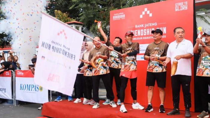 28092025 sekda jateng sumarno dan bupati banyumas melepas pelari
