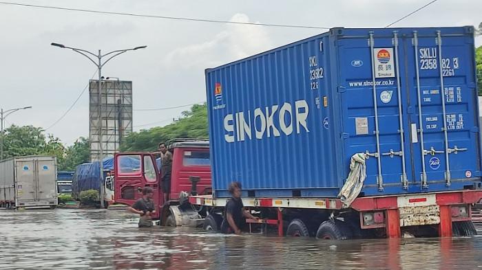 Hindari Jalan Pantura Kaligawe Semarang! Ketinggian Banjir Capai 90 Sentimeter, Sejumlah Truk Mogok