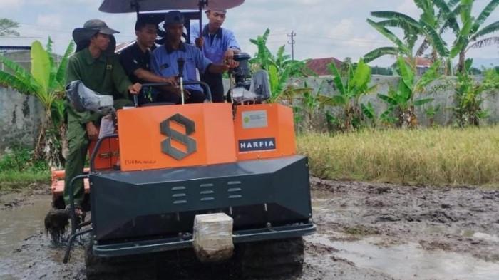 Peluang Kerja bagi Anak Muda Purbalingga, Jadi Operator Alat Pertanian. Penghasilan di Atas UMK