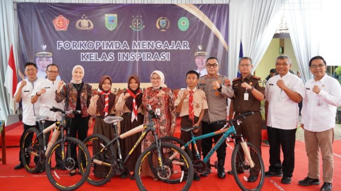 Senangnya Siswa SMPN 4 Gombong Kebumen Dapat Hadiah Sepeda dari Bupati Lilis dan Forkopimda
