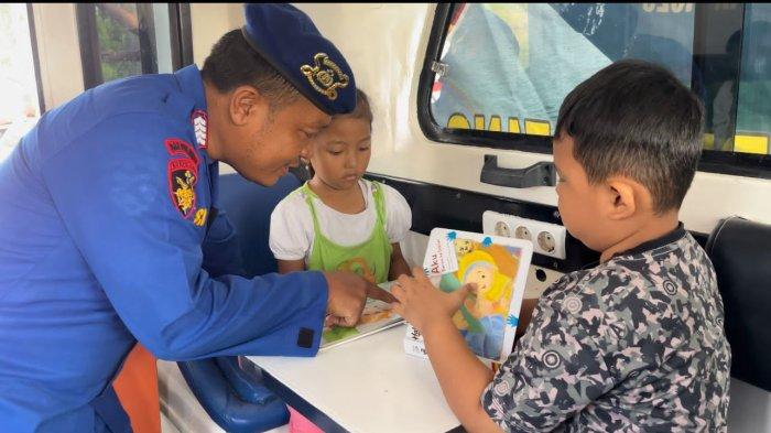 Anak-anak Pesisir Batang Belajar di Dalam Kapal yang Disulap Jadi Perpustakaan